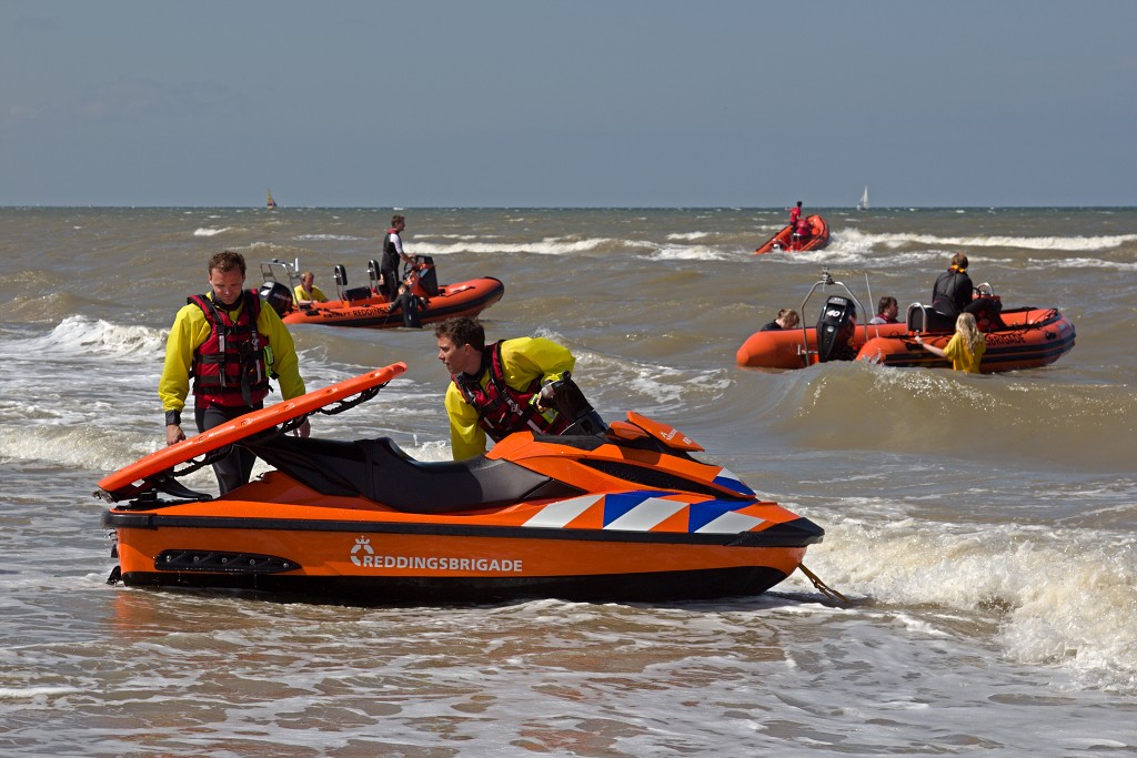 sar katwijk aan zee knrm evenement event festival reddingsdemonstratie search and rescue hulp Abraham Fock crashtender reddingsboot sos hulp in nood scheepsramp